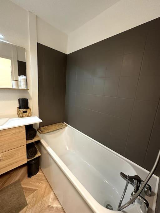 Appartement Cosy Avec Balcon Et Piscine Besançon Kültér fotó